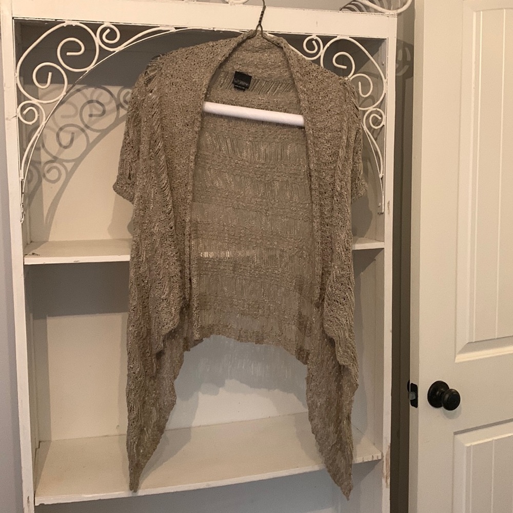 Beige shaw, that would make the perfect addition to any fall or spring wardrobe